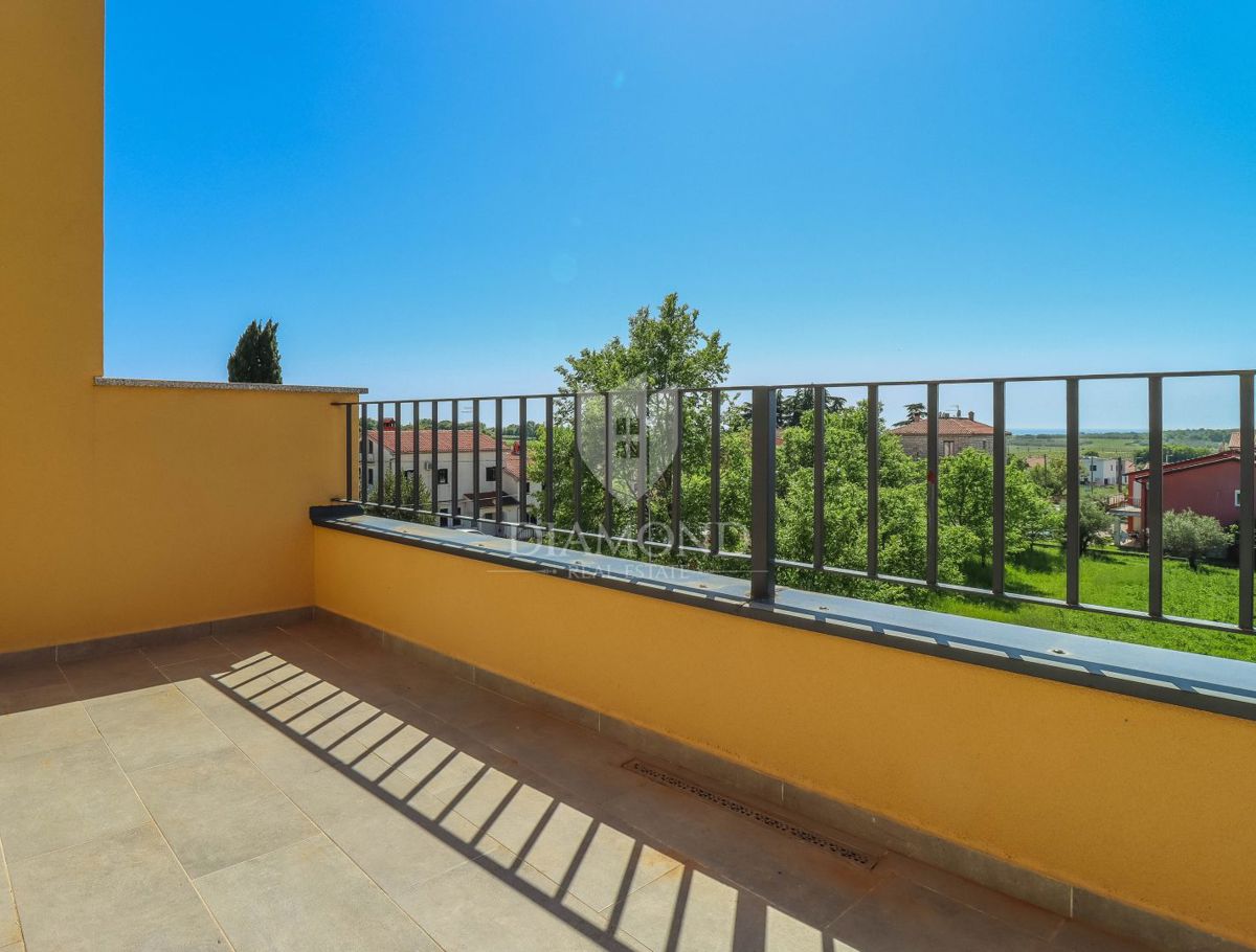 Novigrad, okolica. moderno stanovanje v več nadstropjih s pogledom na morje!