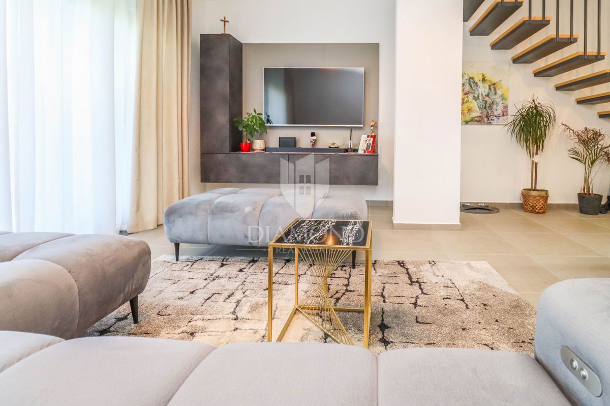 Novigrad, okolica. moderno stanovanje v več nadstropjih s pogledom na morje!