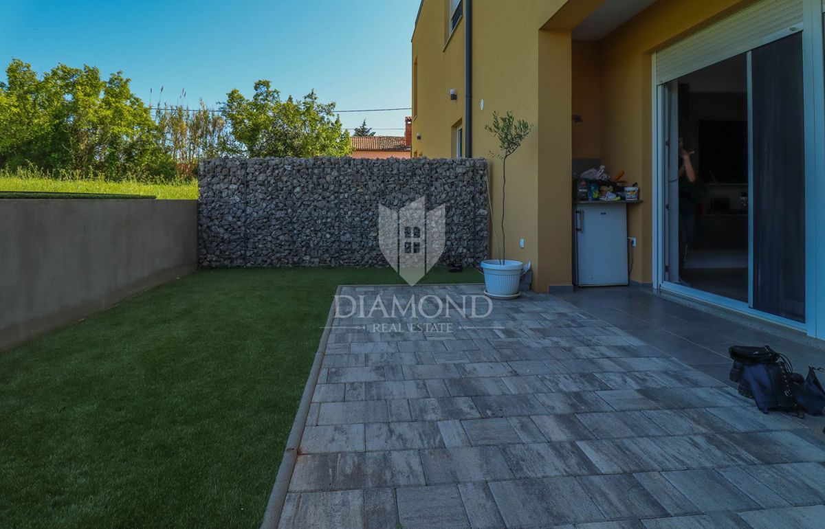 Novigrad, okolica. moderno stanovanje v več nadstropjih s pogledom na morje!