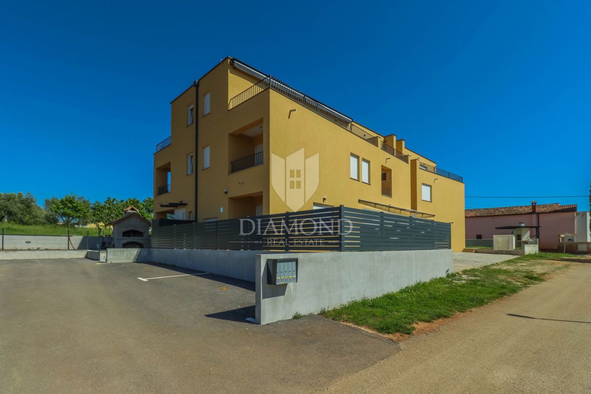 Novigrad, okolica. moderno stanovanje v več nadstropjih s pogledom na morje!