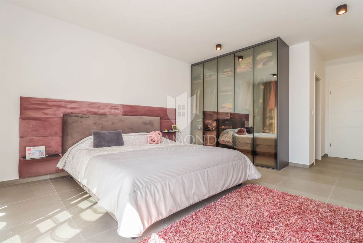 Novigrad, okolica. moderno stanovanje v več nadstropjih s pogledom na morje!