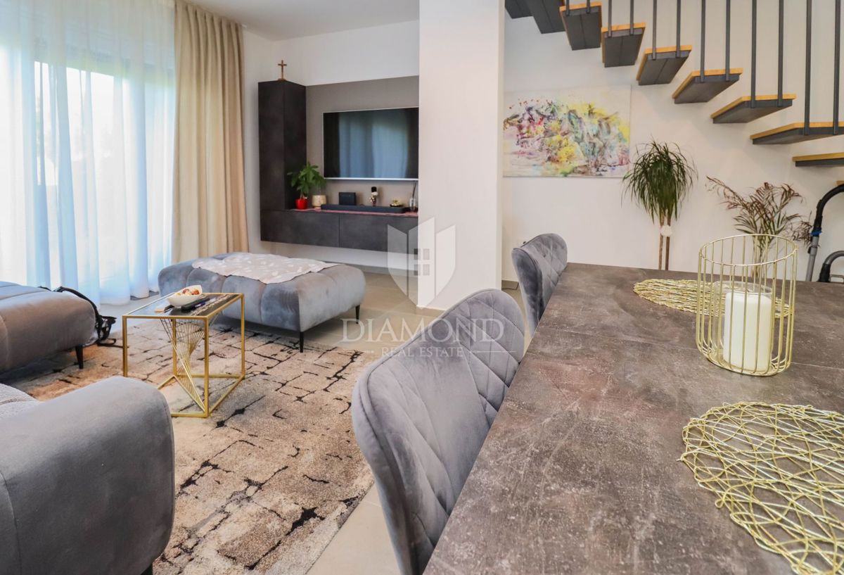 Novigrad, okolica. moderno stanovanje v več nadstropjih s pogledom na morje!