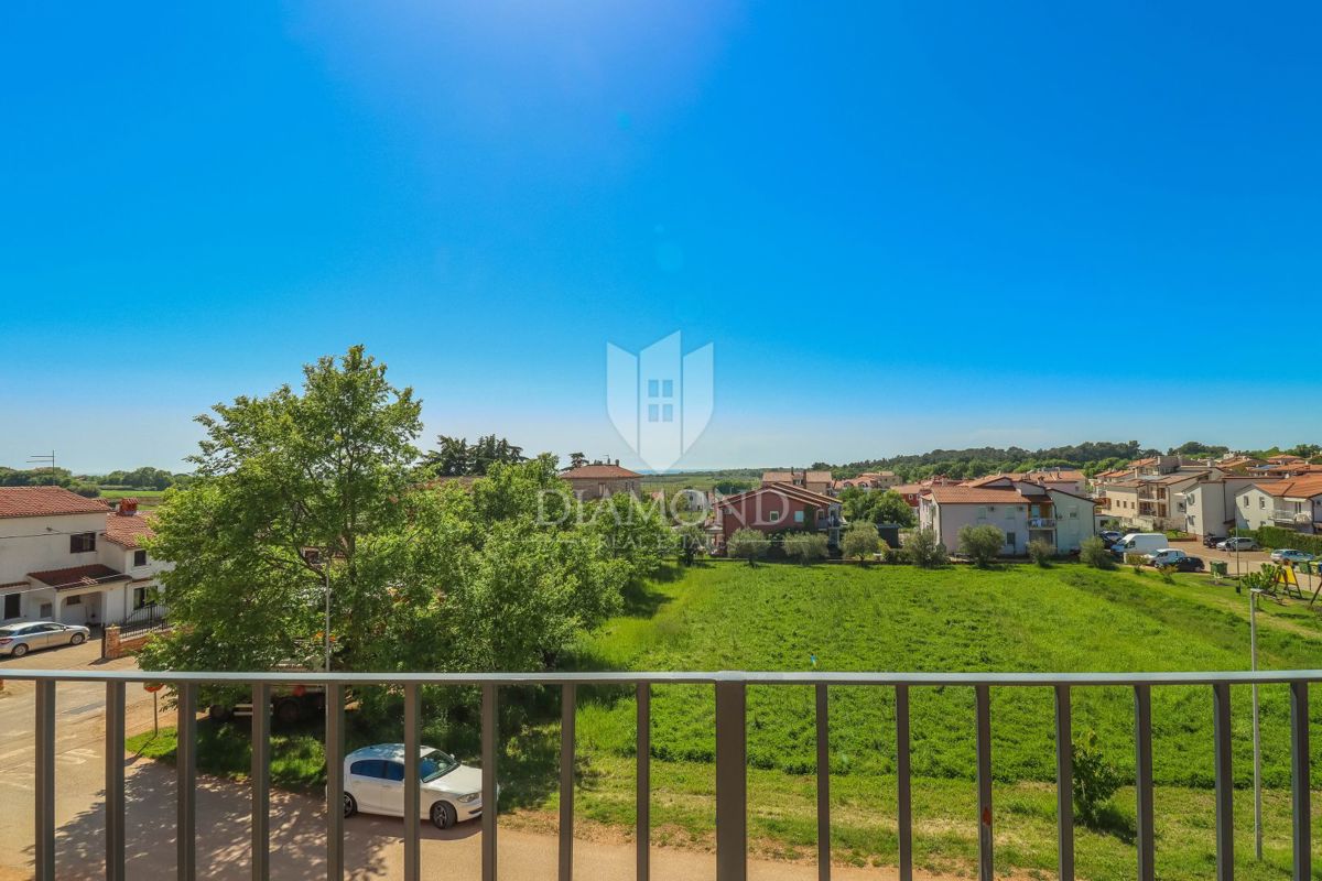 Novigrad, okolica. moderno stanovanje v več nadstropjih s pogledom na morje!