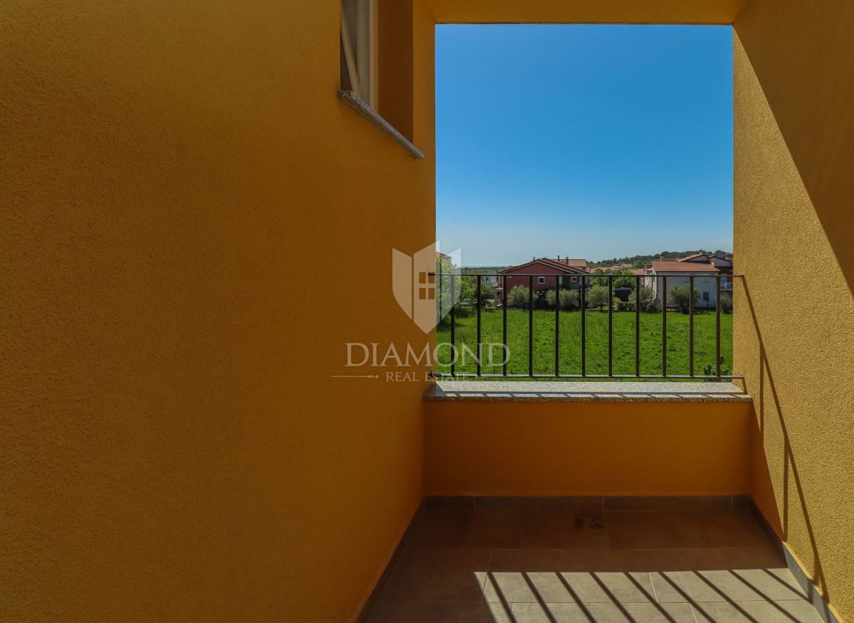 Novigrad, okolica. moderno stanovanje v več nadstropjih s pogledom na morje!