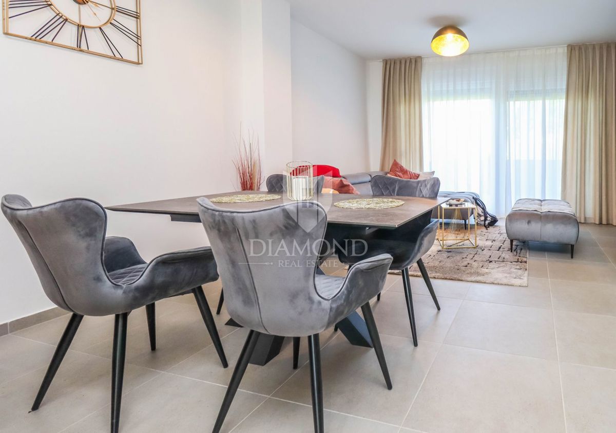 Novigrad, okolica. moderno stanovanje v več nadstropjih s pogledom na morje!