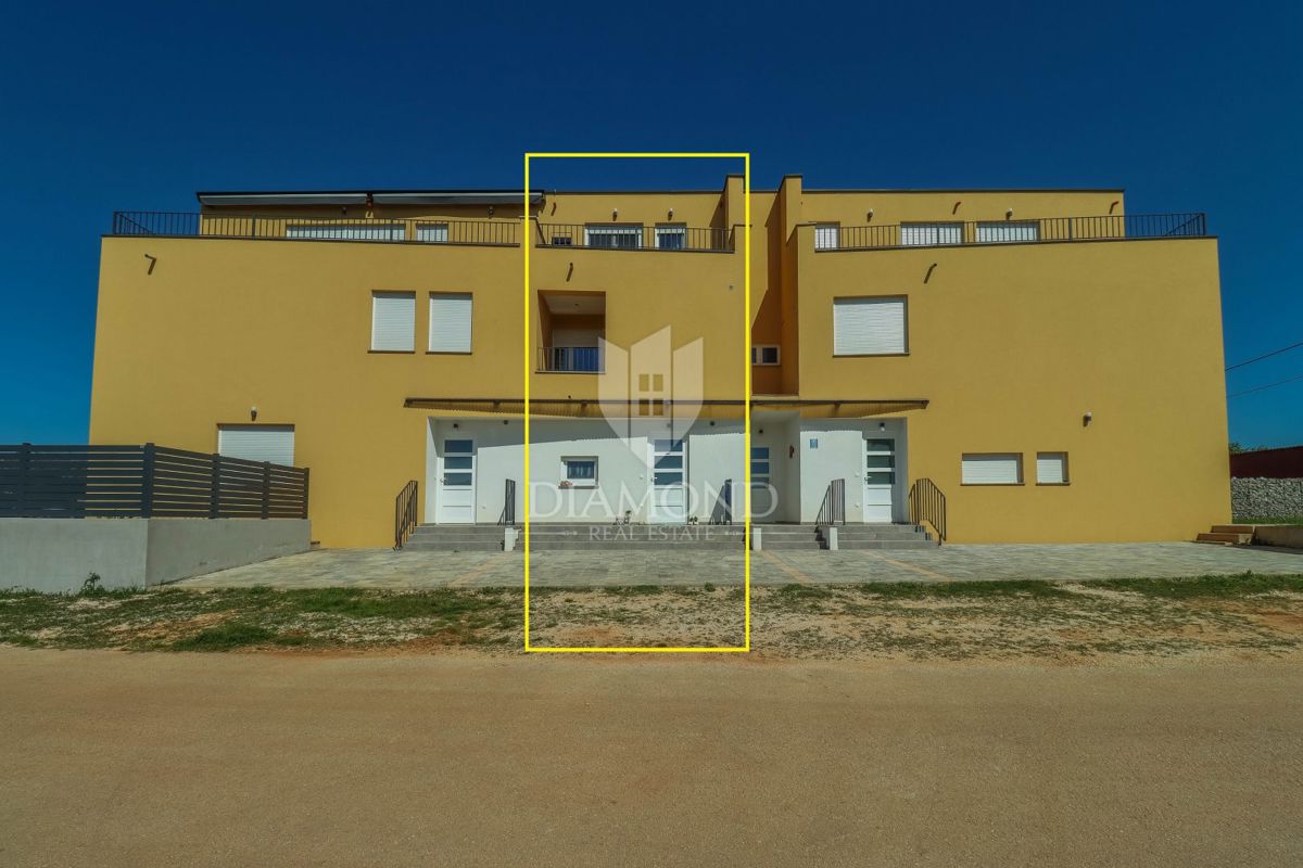 Novigrad, okolica. moderno stanovanje v več nadstropjih s pogledom na morje!