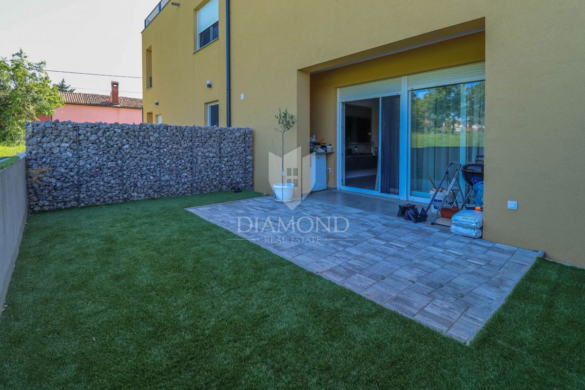 Novigrad, okolica. moderno stanovanje v več nadstropjih s pogledom na morje!