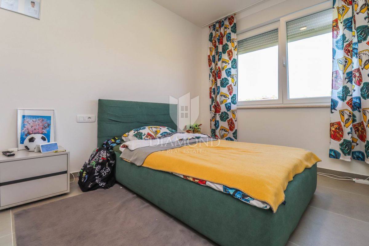 Novigrad, okolica. moderno stanovanje v več nadstropjih s pogledom na morje!