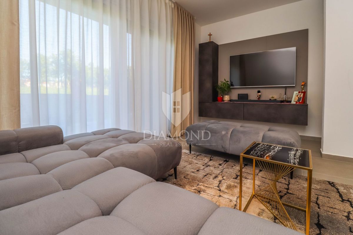 Novigrad, okolica. moderno stanovanje v več nadstropjih s pogledom na morje!