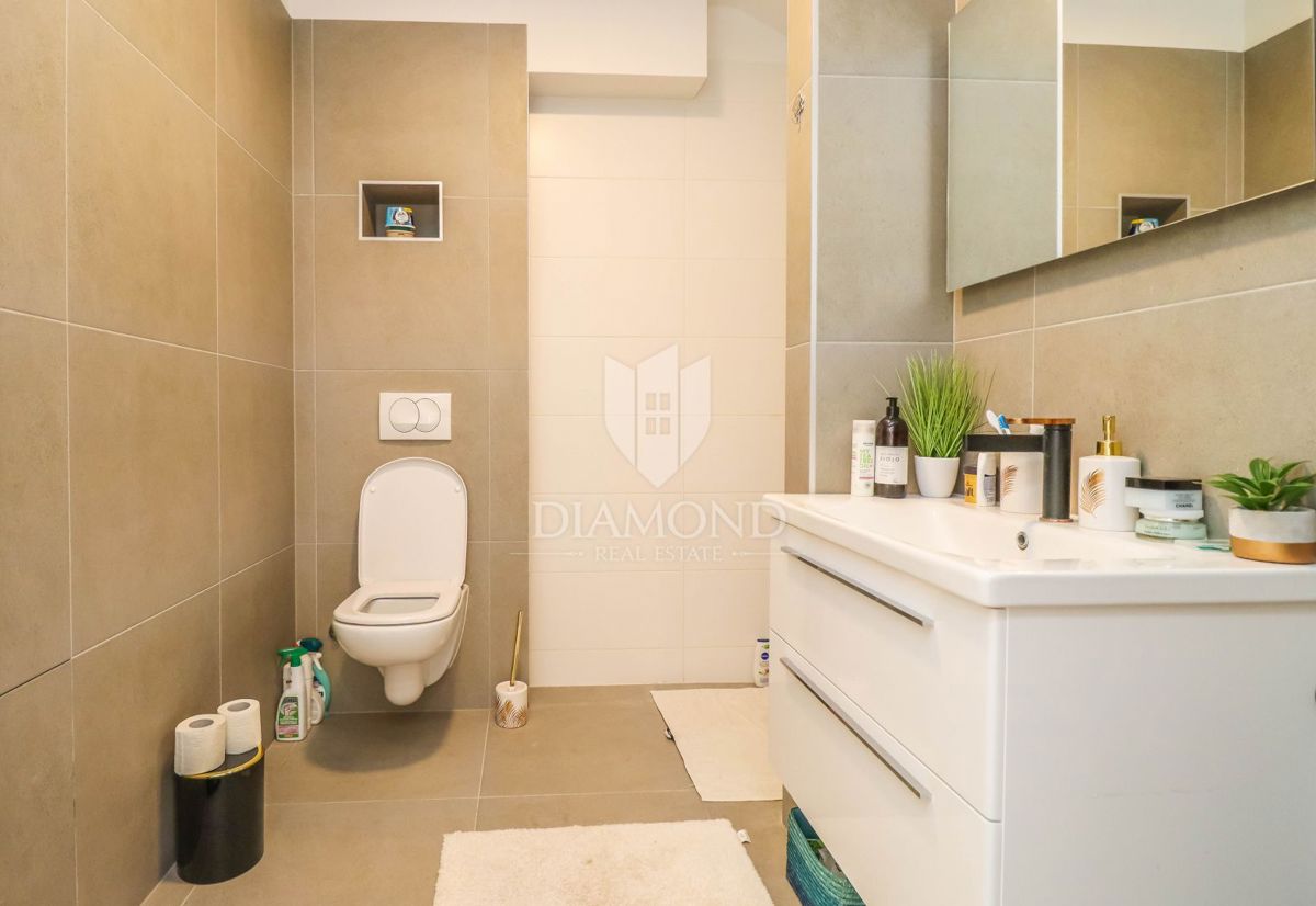 Novigrad, okolica. moderno stanovanje v več nadstropjih s pogledom na morje!