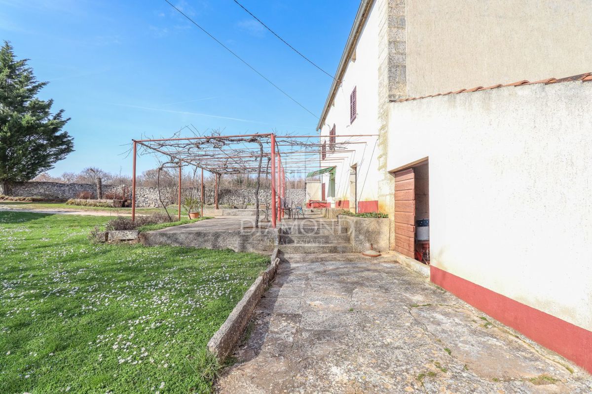 Kanfanar, okolica, pristna kmečka hiša z velikim vrtom