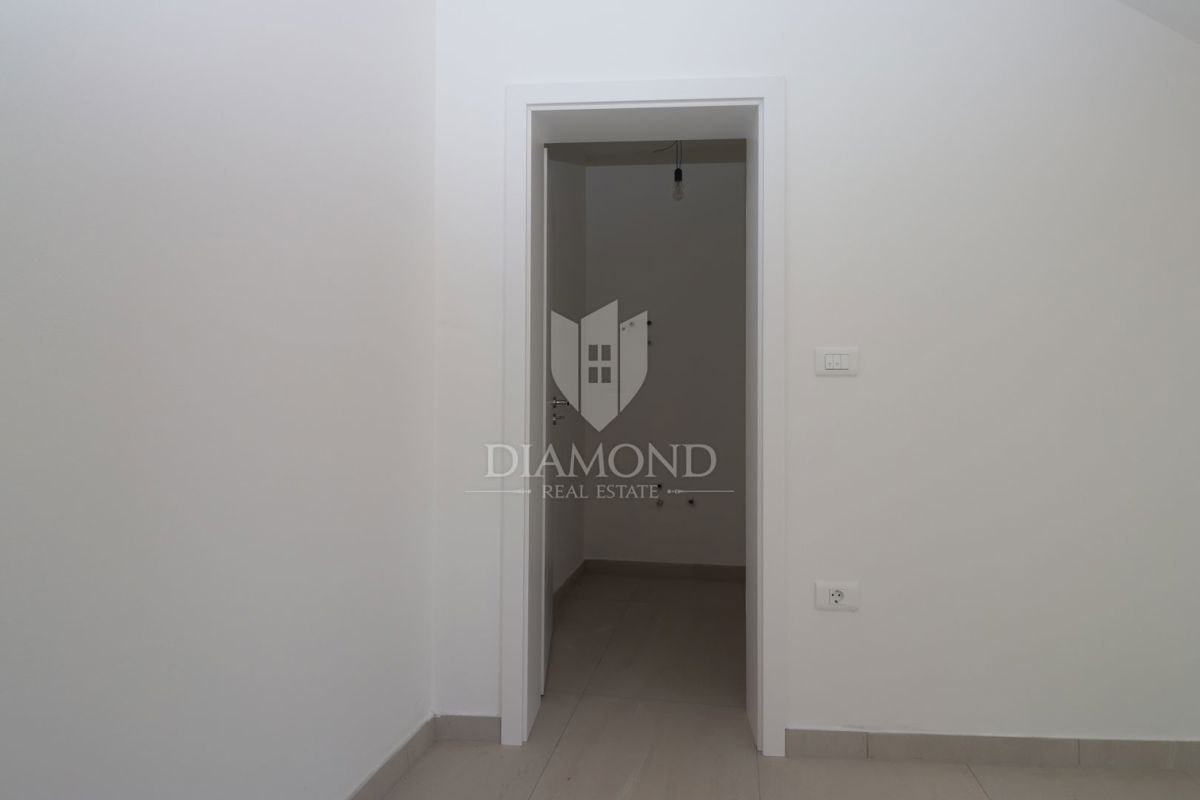 Nova moderna hiša z bazenom – območje Medulina