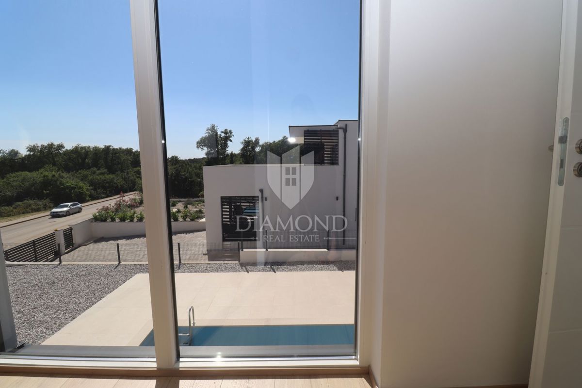 Nova moderna hiša z bazenom – območje Medulina