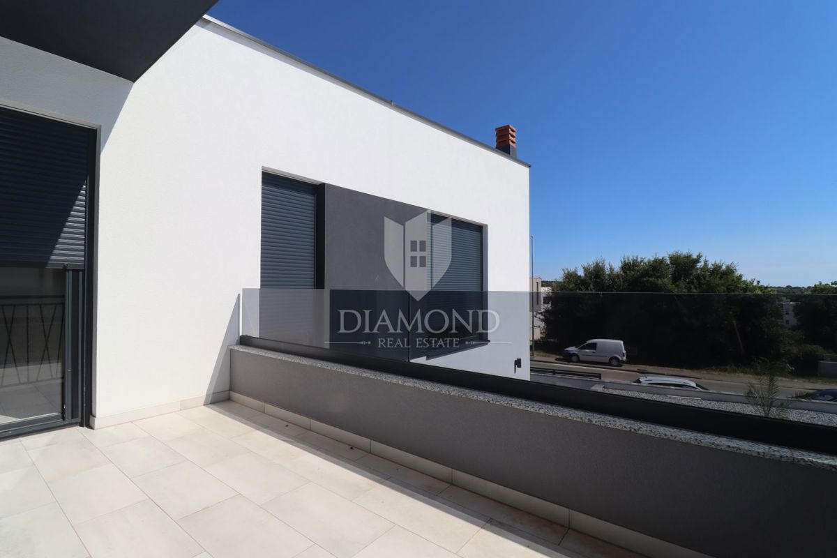 Nova moderna hiša z bazenom – območje Medulina