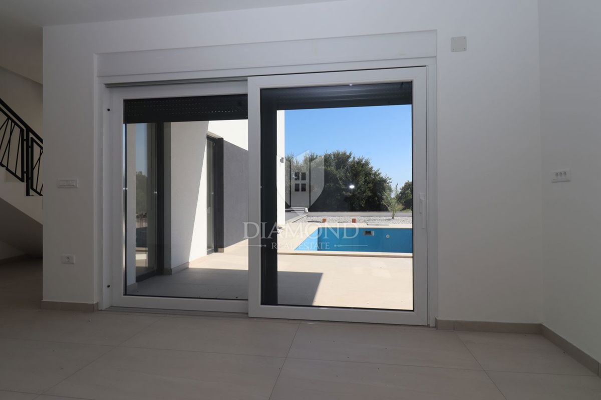 Nova moderna hiša z bazenom – območje Medulina