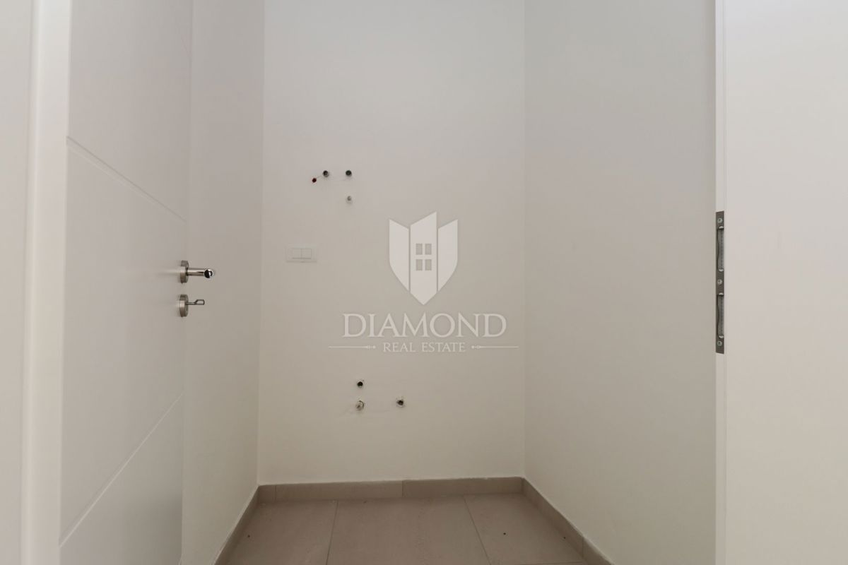 Nova moderna hiša z bazenom – območje Medulina