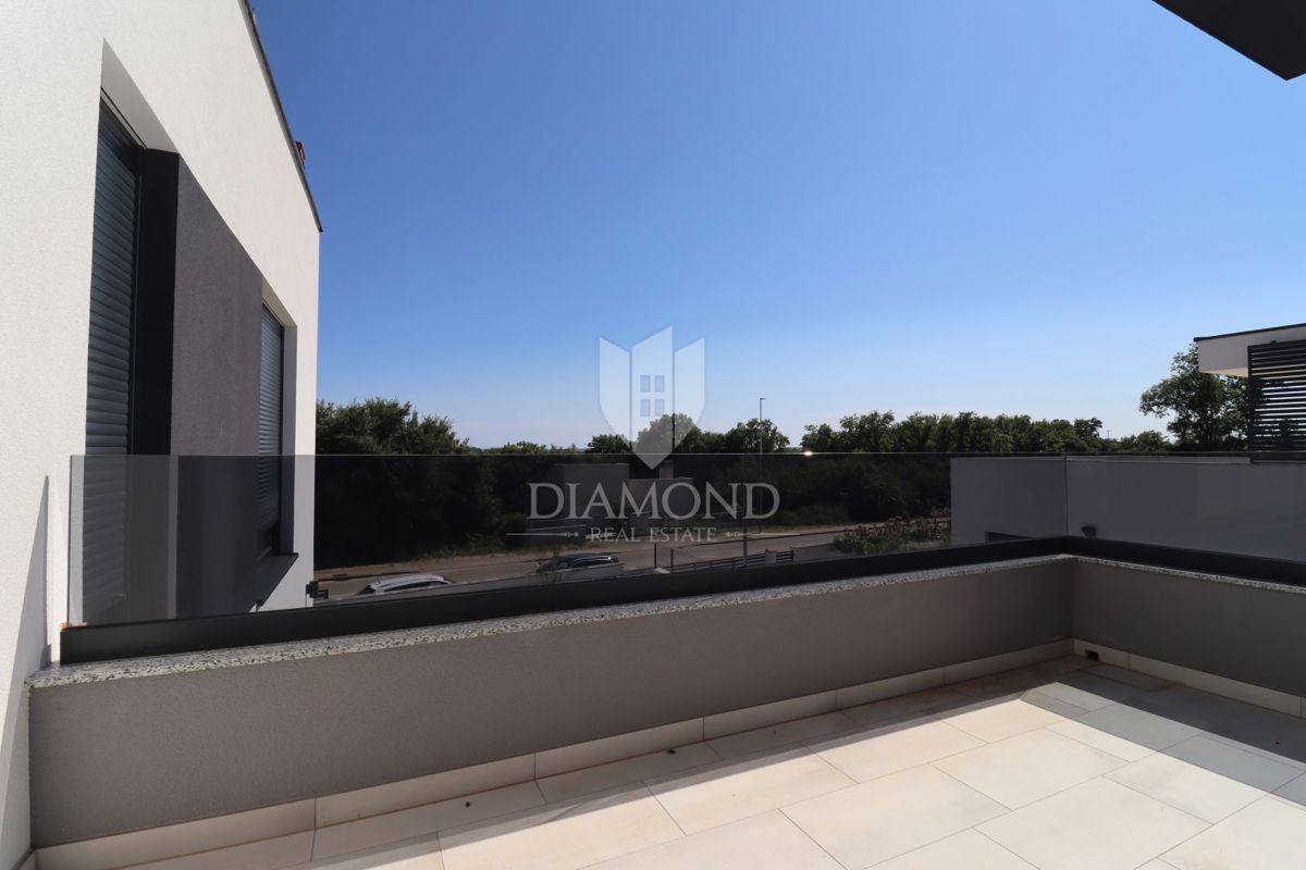 Nova moderna hiša z bazenom – območje Medulina