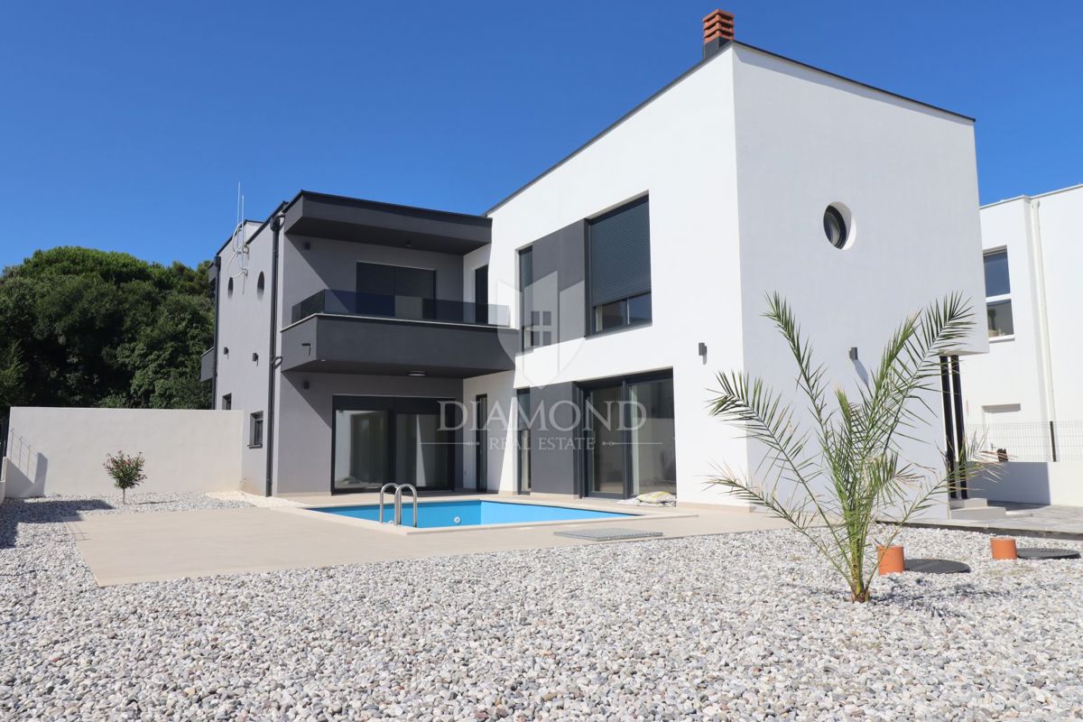 Nova moderna hiša z bazenom – območje Medulina