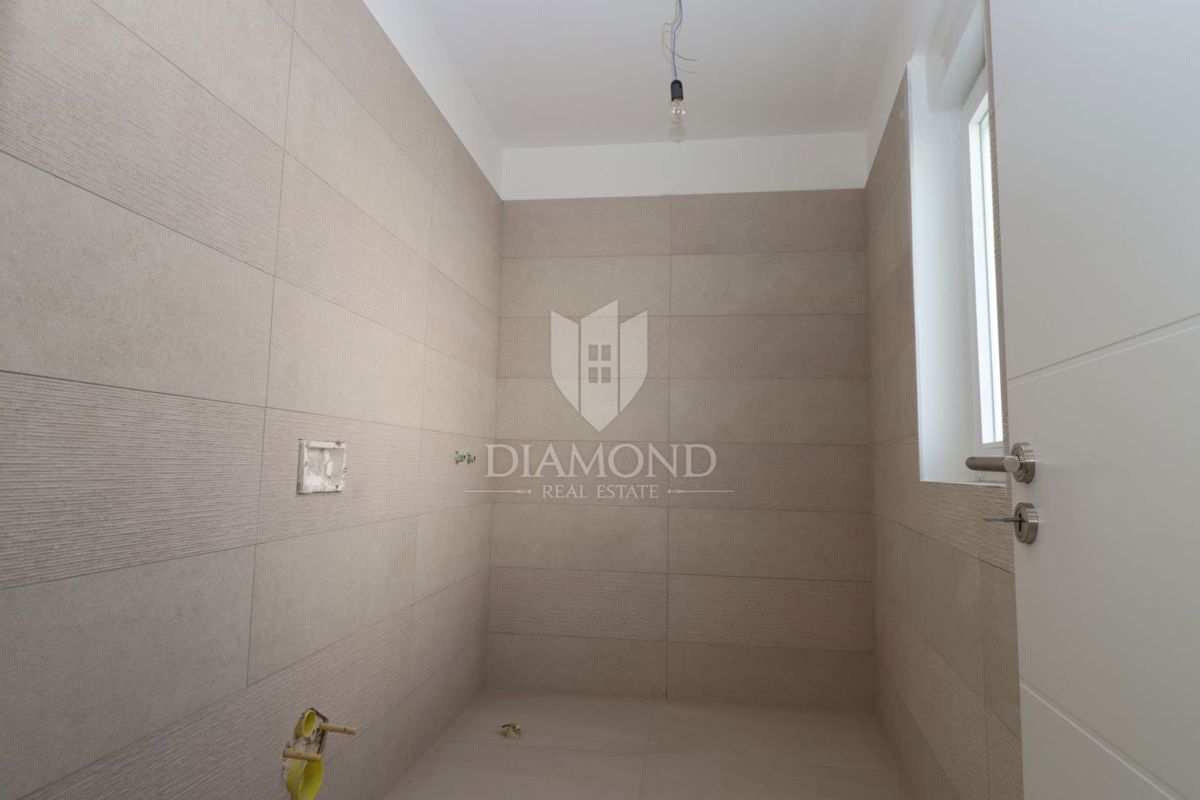 Nova moderna hiša z bazenom – območje Medulina