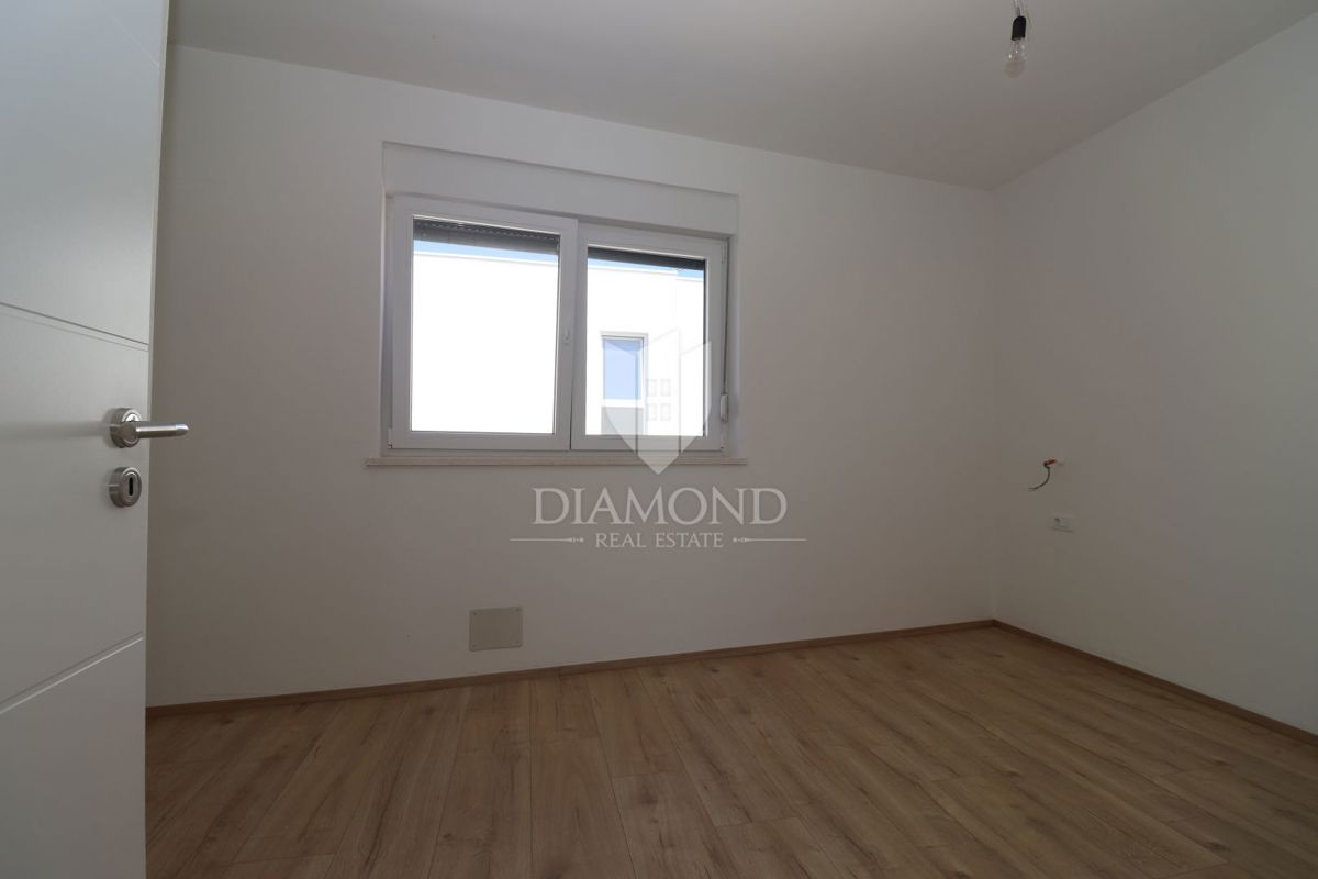 Nova moderna hiša z bazenom – območje Medulina