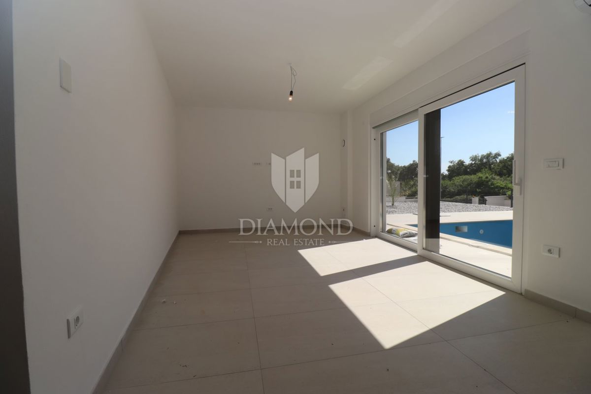 Nova moderna hiša z bazenom – območje Medulina