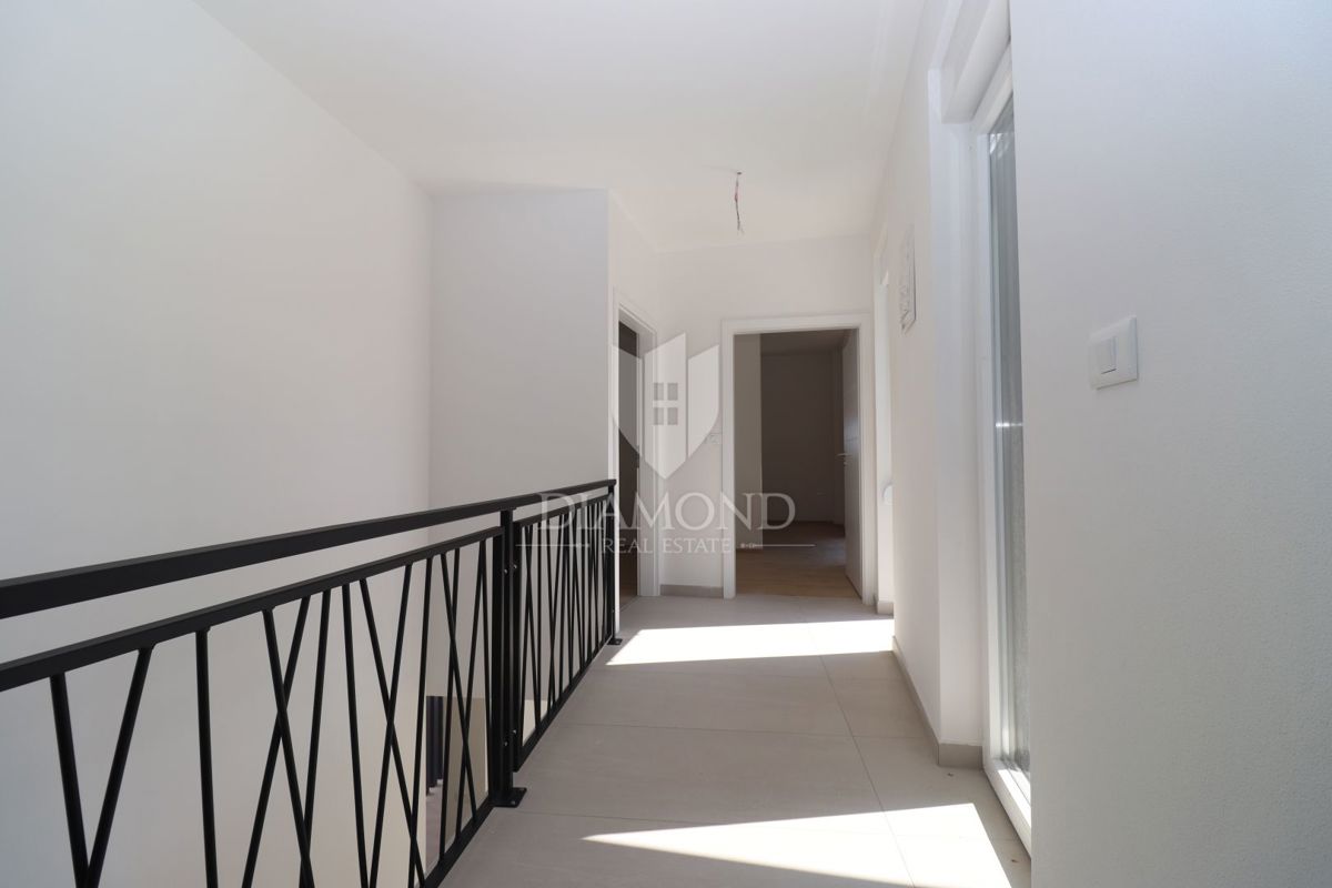 Nova moderna hiša z bazenom – območje Medulina