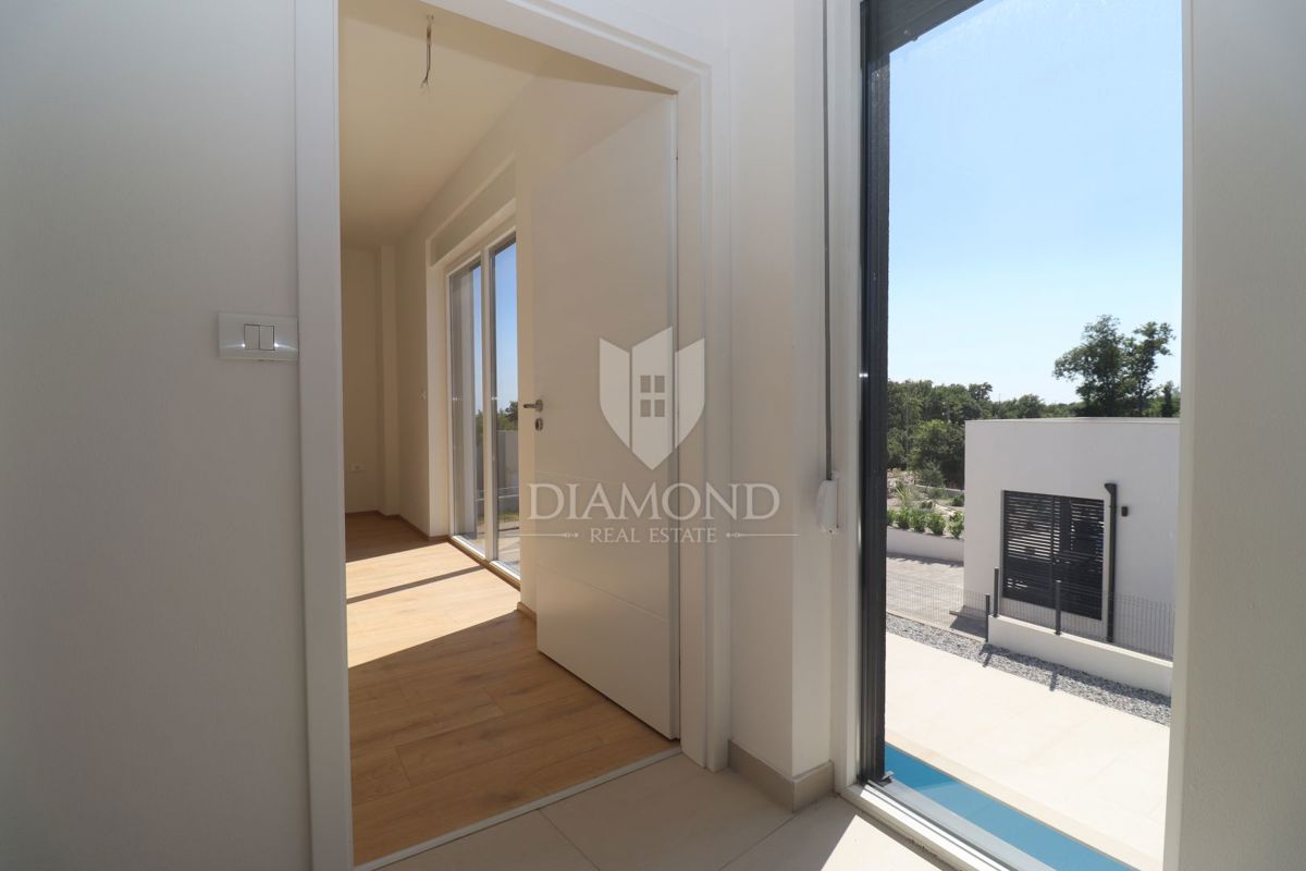 Nova moderna hiša z bazenom – območje Medulina