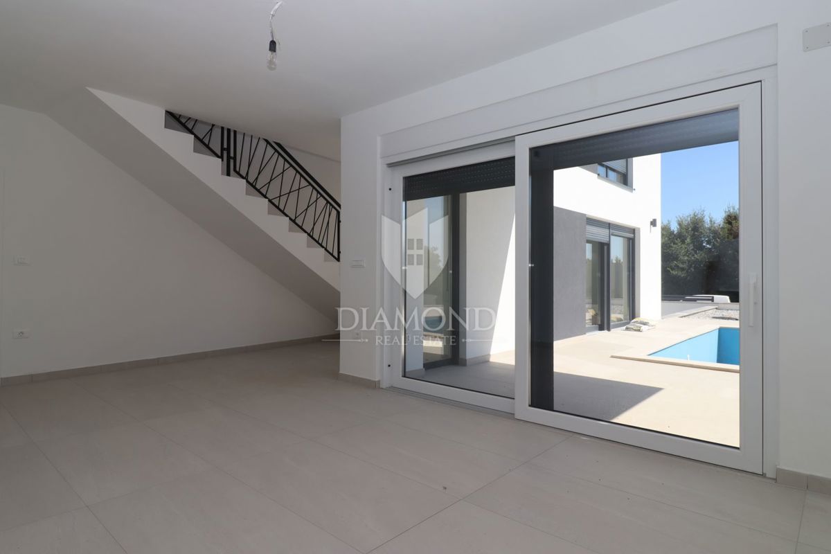 Nova moderna hiša z bazenom – območje Medulina