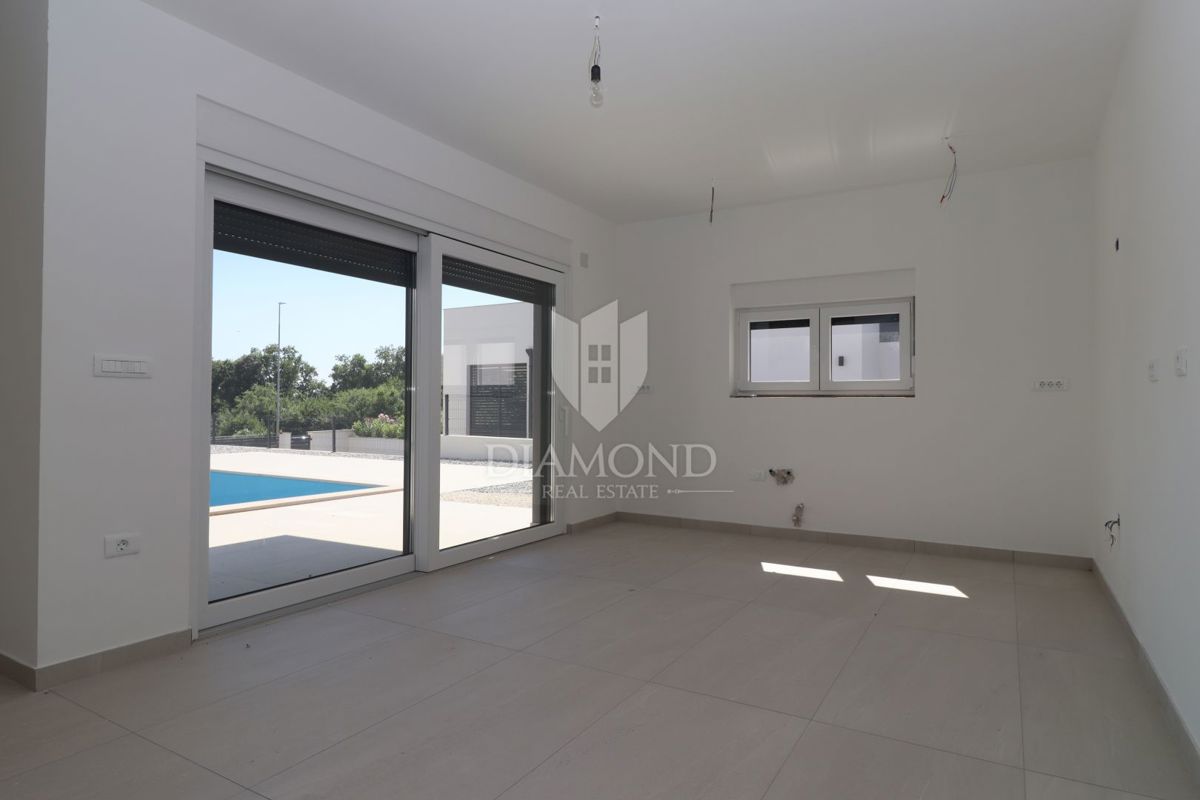 Nova moderna hiša z bazenom – območje Medulina