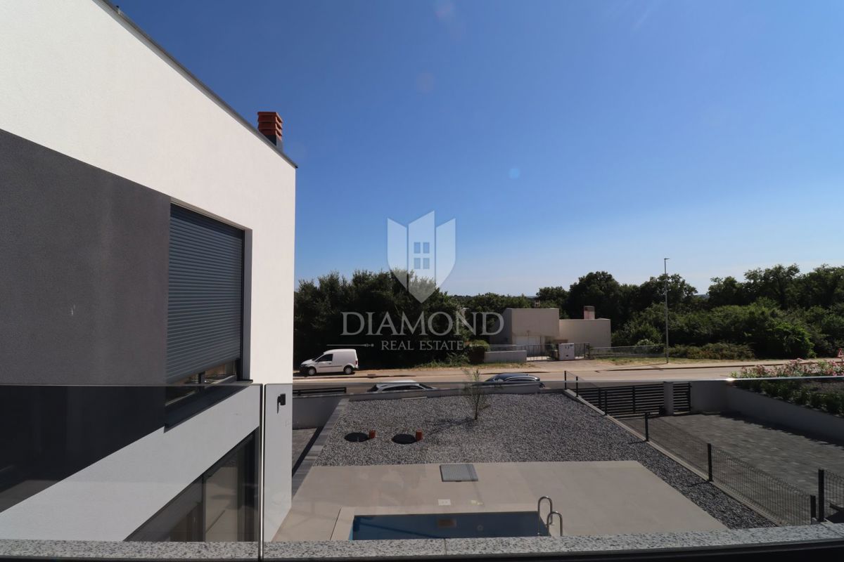 Nova moderna hiša z bazenom – območje Medulina