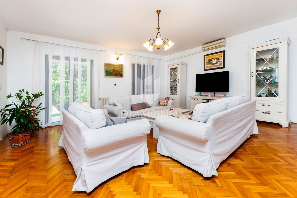 Rovinj, nepremičnine za poslovanje in bivanje na odlični lokaciji