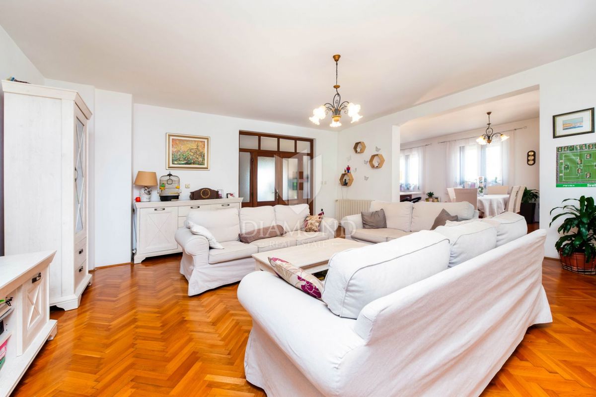 Rovinj, nepremičnine za poslovanje in bivanje na odlični lokaciji