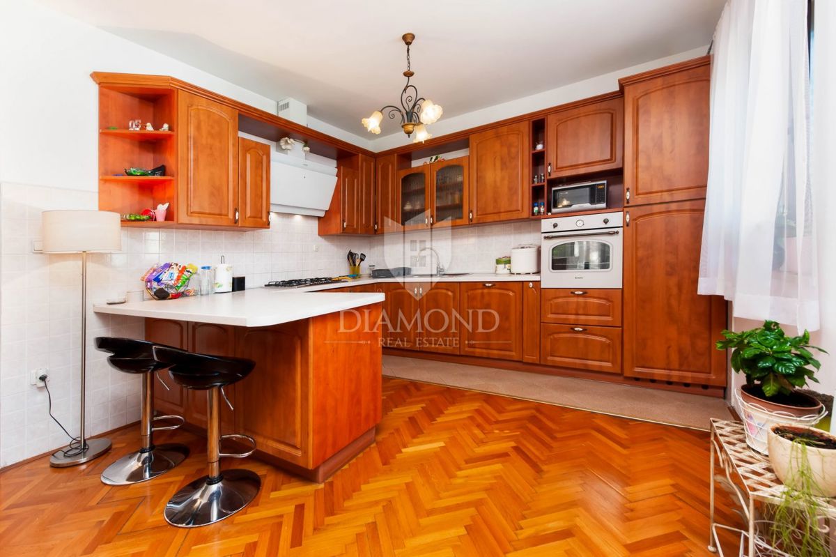 Rovinj, nepremičnine za poslovanje in bivanje na odlični lokaciji