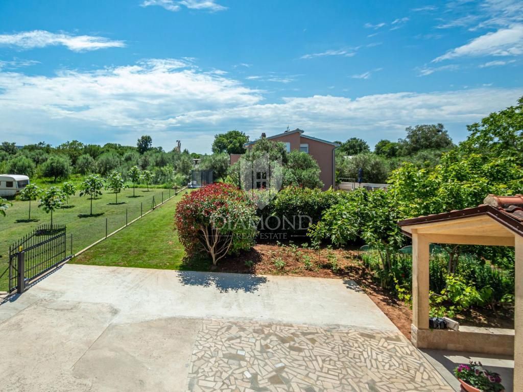 Pula, Valdebek - samostojna hiša s 4 apartmaji in velikim vrtom