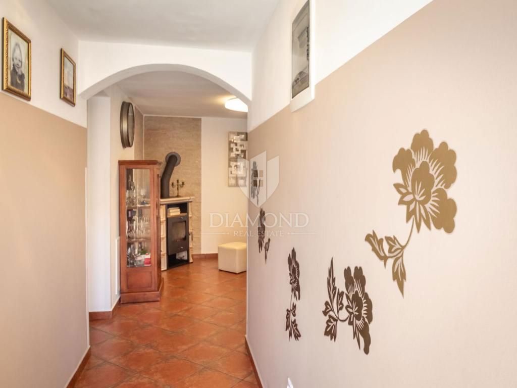 Pula, Valdebek - samostojna hiša s 4 apartmaji in velikim vrtom