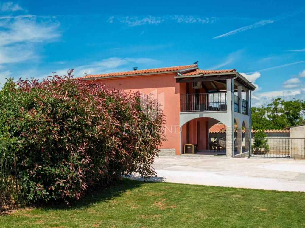 Pula, Valdebek - samostojna hiša s 4 apartmaji in velikim vrtom