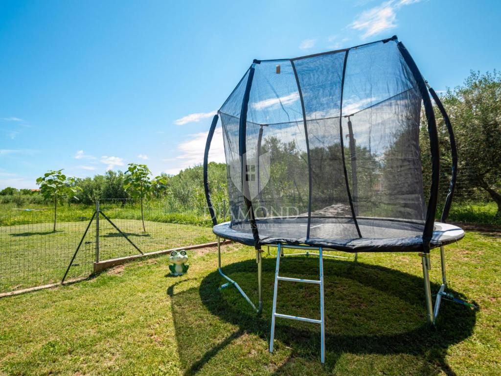 Pula, Valdebek - samostojna hiša s 4 apartmaji in velikim vrtom