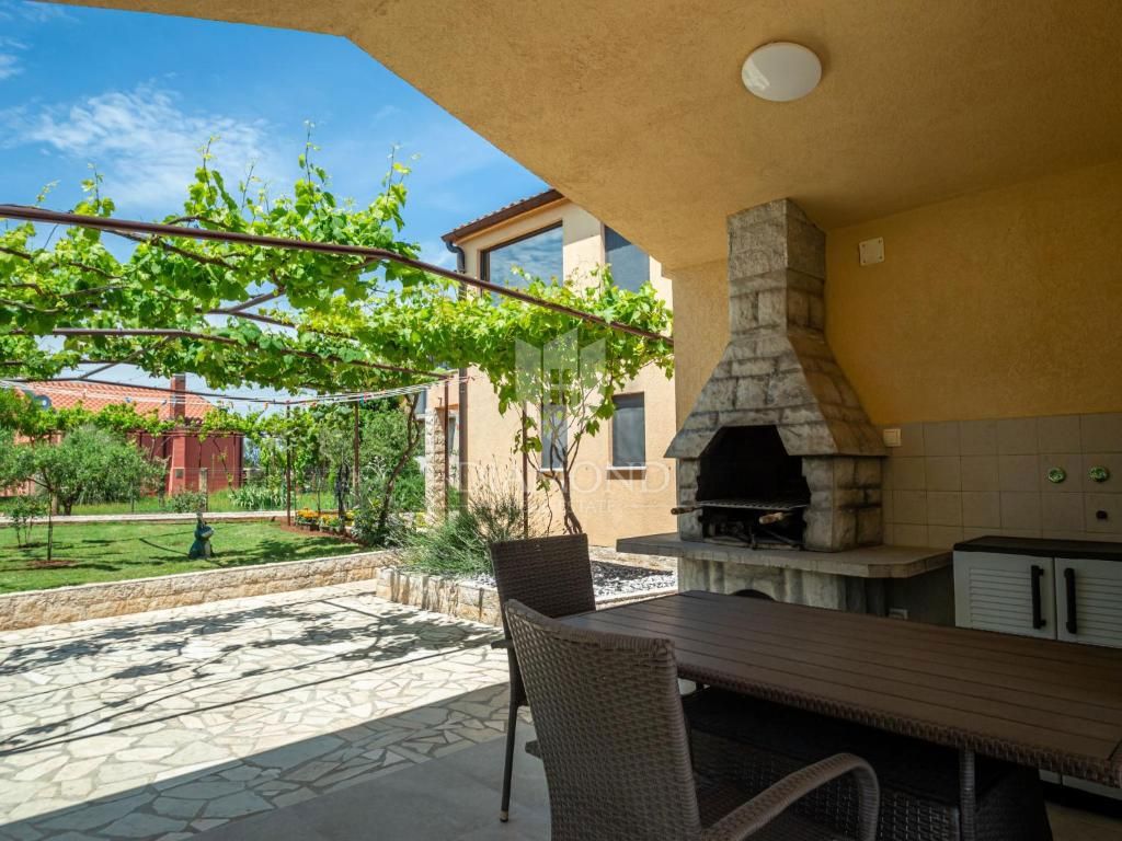 Pula, Valdebek - samostojna hiša s 4 apartmaji in velikim vrtom