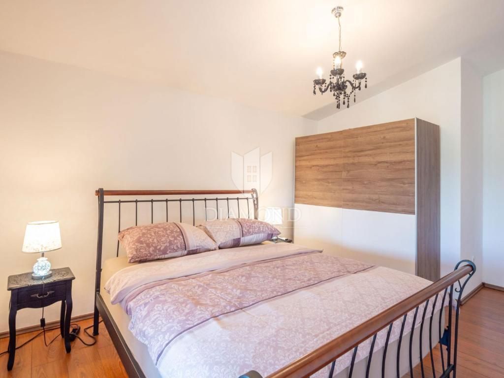 Pula, Valdebek - samostojna hiša s 4 apartmaji in velikim vrtom