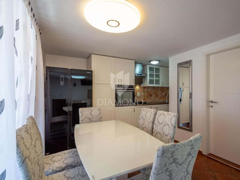 Pula, Valdebek - samostojna hiša s 4 apartmaji in velikim vrtom