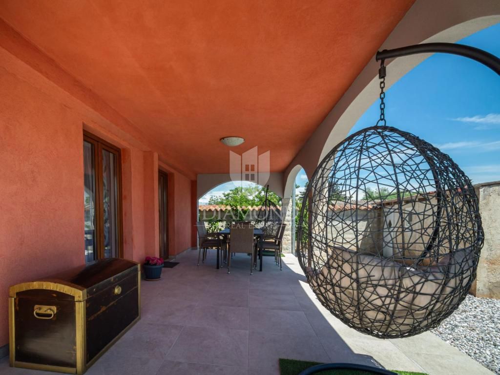 Pula, Valdebek - samostojna hiša s 4 apartmaji in velikim vrtom