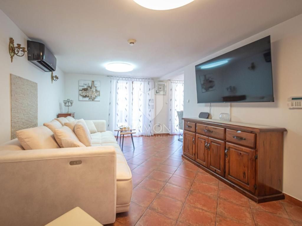 Pula, Valdebek - samostojna hiša s 4 apartmaji in velikim vrtom