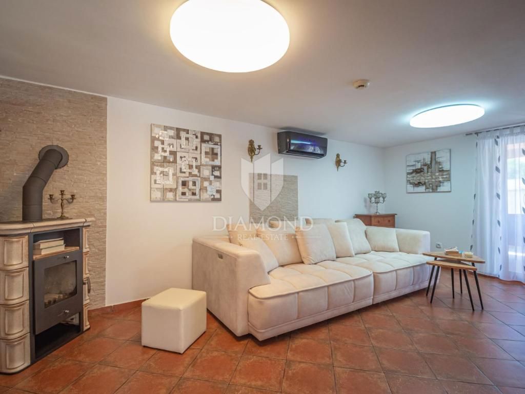 Pula, Valdebek - samostojna hiša s 4 apartmaji in velikim vrtom