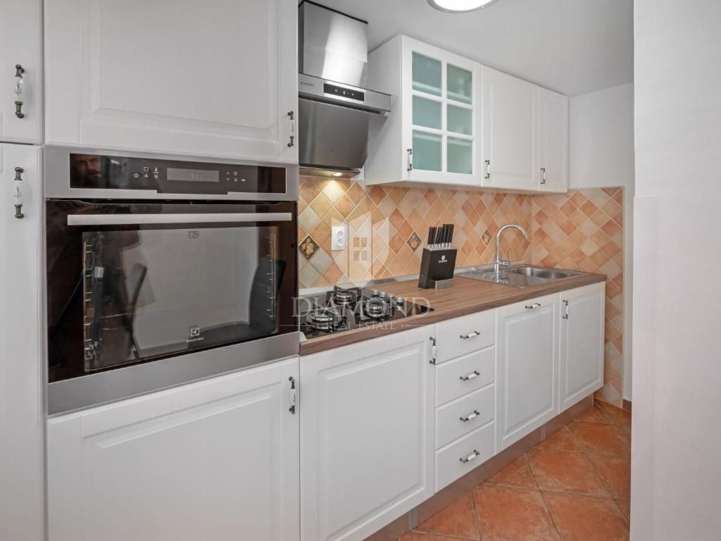 Pula, Valdebek - samostojna hiša s 4 apartmaji in velikim vrtom