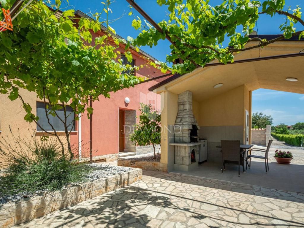 Pula, Valdebek - samostojna hiša s 4 apartmaji in velikim vrtom