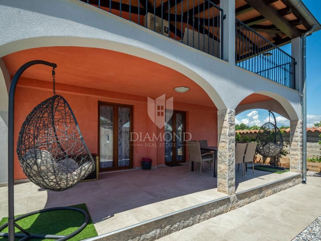 Pula, Valdebek - samostojna hiša s 4 apartmaji in velikim vrtom