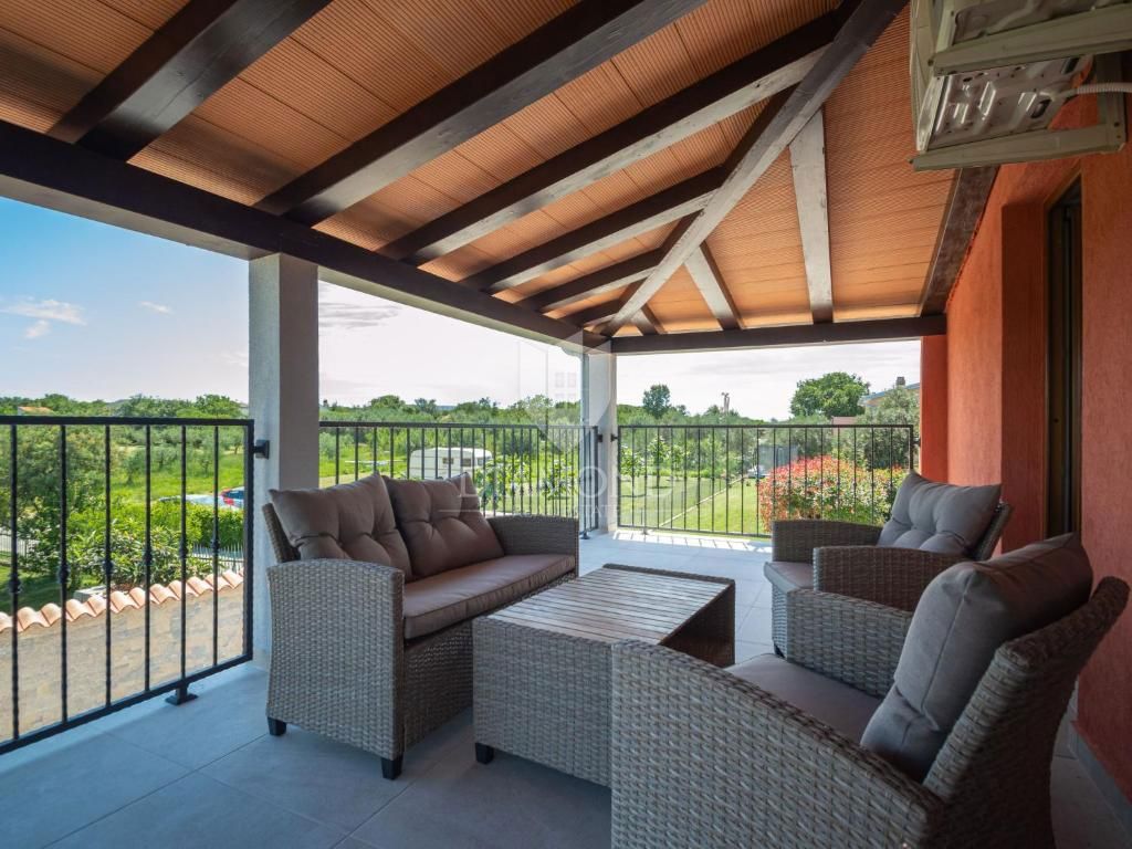 Pula, Valdebek - samostojna hiša s 4 apartmaji in velikim vrtom