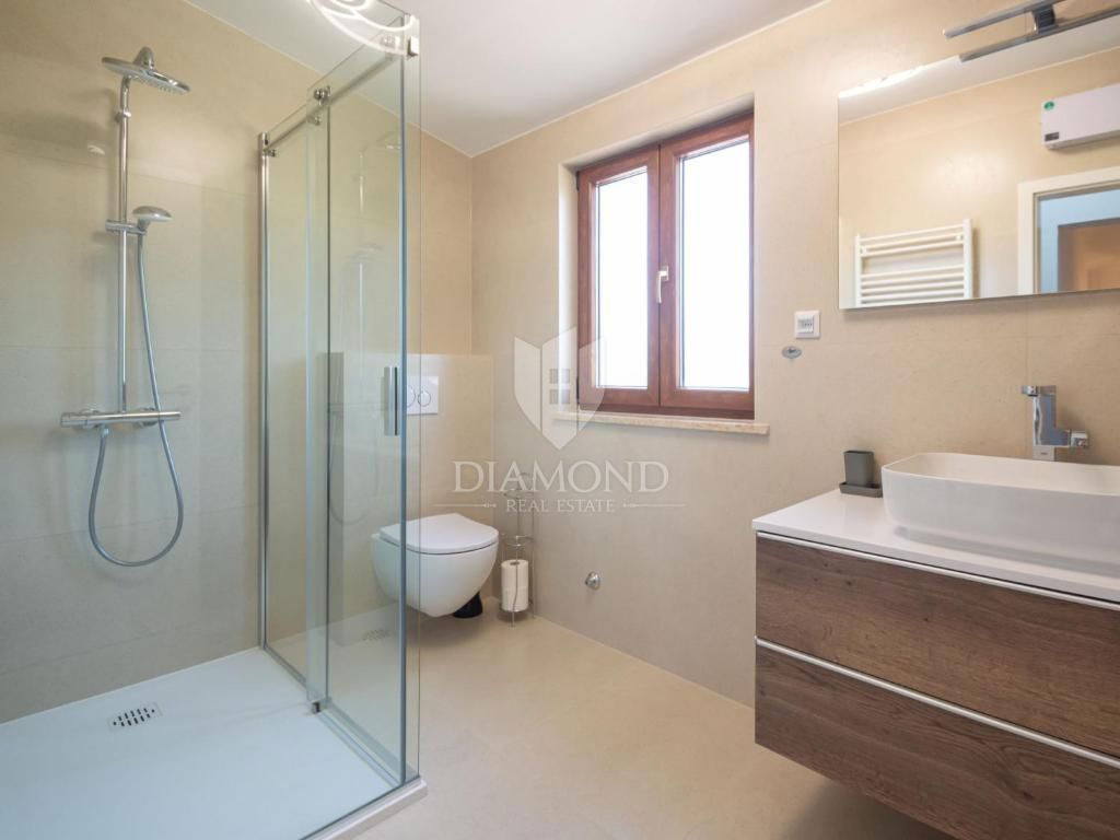 Pula, Valdebek - samostojna hiša s 4 apartmaji in velikim vrtom