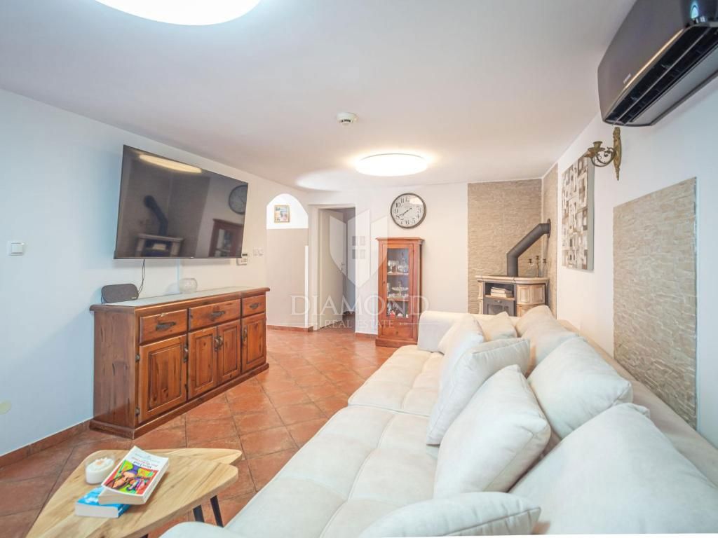 Pula, Valdebek - samostojna hiša s 4 apartmaji in velikim vrtom