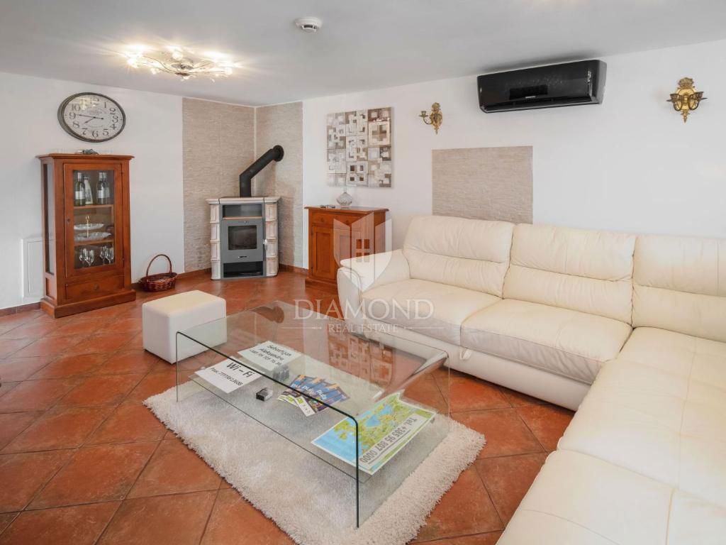 Pula, Valdebek - samostojna hiša s 4 apartmaji in velikim vrtom